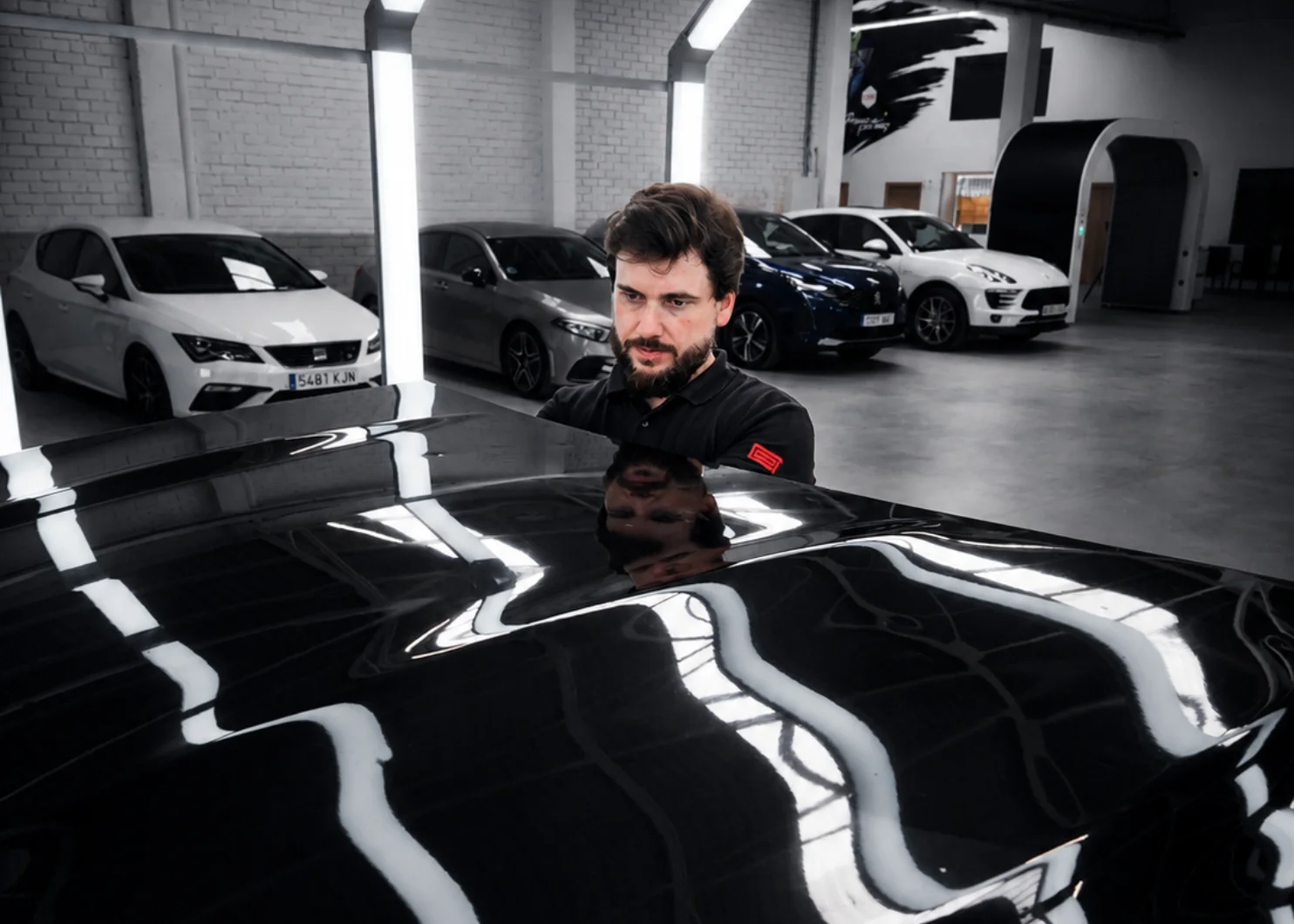 Techo de coche con daños por granizo antes de la reparación