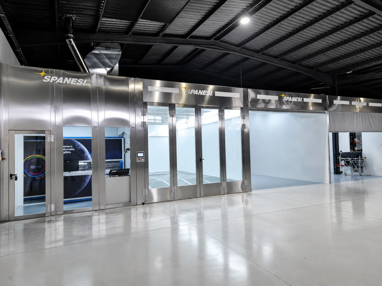 Pintura profesional de automóvil en cabina